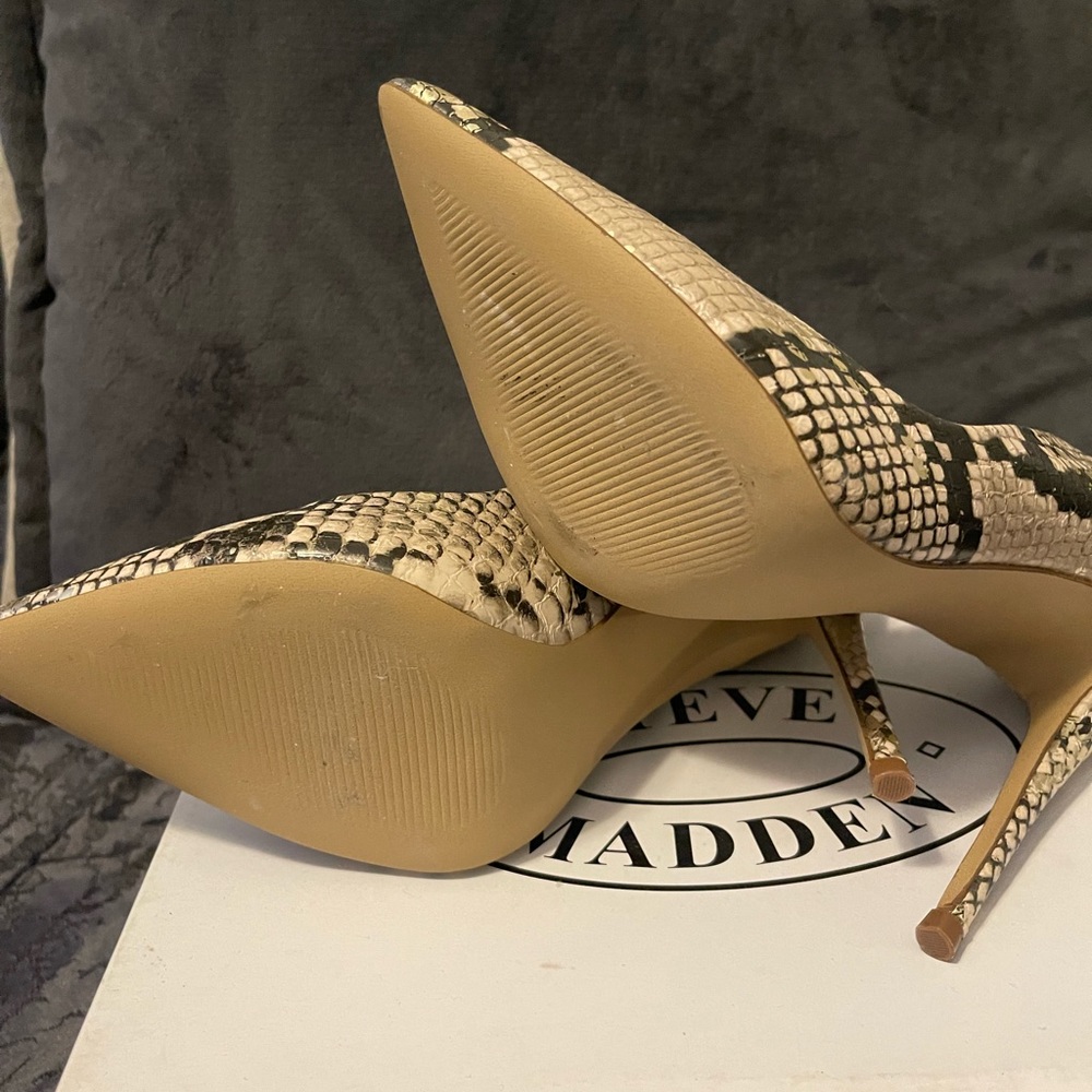 Steve Madden multi color stiletto heels size 7. Never worn. Beautiful!!!